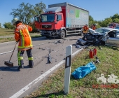 LKW und PKW kollidieren auf Kreisstraße frontal - Notarzt versorgt Verletzte