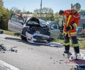 LKW und PKW kollidieren auf Kreisstraße frontal - Notarzt versorgt Verletzte