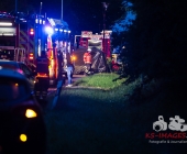 Sportwagen Fahrer überholt und Crasht in Familienfahrzeug - Beide Fahrer sterben - Mutter und Kind Schwerverletzt in Klinik - Motorblock rausgerissen