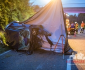 Sportwagen Fahrer überholt und Crasht in Familienfahrzeug - Beide Fahrer sterben - Mutter und Kind Schwerverletzt in Klinik - Motorblock rausgerissen