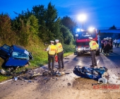 Sportwagen Fahrer überholt und Crasht in Familienfahrzeug - Beide Fahrer sterben - Mutter und Kind Schwerverletzt in Klinik - Motorblock rausgerissen