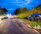 Sportwagen Fahrer überholt und Crasht in Familienfahrzeug - Beide Fahrer sterben - Mutter und Kind Schwerverletzt in Klinik - Motorblock rausgerissen