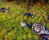 Sportwagen Fahrer überholt und Crasht in Familienfahrzeug - Beide Fahrer sterben - Mutter und Kind Schwerverletzt in Klinik - Motorblock rausgerissen