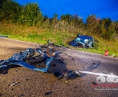 Sportwagen Fahrer überholt und Crasht in Familienfahrzeug - Beide Fahrer sterben - Mutter und Kind Schwerverletzt in Klinik - Motorblock rausgerissen