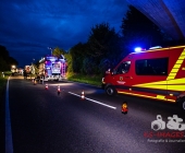 Sportwagen Fahrer überholt und Crasht in Familienfahrzeug - Beide Fahrer sterben - Mutter und Kind Schwerverletzt in Klinik - Motorblock rausgerissen