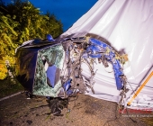 Sportwagen Fahrer überholt und Crasht in Familienfahrzeug - Beide Fahrer sterben - Mutter und Kind Schwerverletzt in Klinik - Motorblock rausgerissen