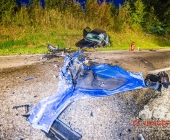 Sportwagen Fahrer überholt und Crasht in Familienfahrzeug - Beide Fahrer sterben - Mutter und Kind Schwerverletzt in Klinik - Motorblock rausgerissen