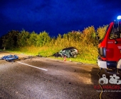 Sportwagen Fahrer überholt und Crasht in Familienfahrzeug - Beide Fahrer sterben - Mutter und Kind Schwerverletzt in Klinik - Motorblock rausgerissen