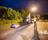 Sportwagen Fahrer überholt und Crasht in Familienfahrzeug - Beide Fahrer sterben - Mutter und Kind Schwerverletzt in Klinik - Motorblock rausgerissen