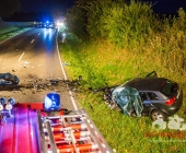 Sportwagen Fahrer überholt und Crasht in Familienfahrzeug - Beide Fahrer sterben - Mutter und Kind Schwerverletzt in Klinik - Motorblock rausgerissen