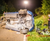Sportwagen Fahrer überholt und Crasht in Familienfahrzeug - Beide Fahrer sterben - Mutter und Kind Schwerverletzt in Klinik - Motorblock rausgerissen