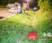 Sportwagen Fahrer überholt und Crasht in Familienfahrzeug - Beide Fahrer sterben - Mutter und Kind Schwerverletzt in Klinik - Motorblock rausgerissen