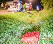 Sportwagen Fahrer überholt und Crasht in Familienfahrzeug - Beide Fahrer sterben - Mutter und Kind Schwerverletzt in Klinik - Motorblock rausgerissen