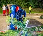 Sportwagen Fahrer überholt und Crasht in Familienfahrzeug - Beide Fahrer sterben - Mutter und Kind Schwerverletzt in Klinik - Motorblock rausgerissen