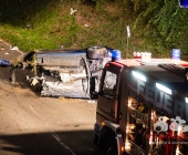 Sportwagen Fahrer überholt und Crasht in Familienfahrzeug - Beide Fahrer sterben - Mutter und Kind Schwerverletzt in Klinik - Motorblock rausgerissen