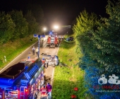 Sportwagen Fahrer überholt und Crasht in Familienfahrzeug - Beide Fahrer sterben - Mutter und Kind Schwerverletzt in Klinik - Motorblock rausgerissen