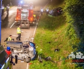 Sportwagen Fahrer überholt und Crasht in Familienfahrzeug - Beide Fahrer sterben - Mutter und Kind Schwerverletzt in Klinik - Motorblock rausgerissen