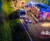 Sportwagen Fahrer überholt und Crasht in Familienfahrzeug - Beide Fahrer sterben - Mutter und Kind Schwerverletzt in Klinik - Motorblock rausgerissen