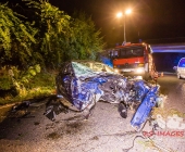 Sportwagen Fahrer überholt und Crasht in Familienfahrzeug - Beide Fahrer sterben - Mutter und Kind Schwerverletzt in Klinik - Motorblock rausgerissen