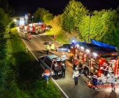 Sportwagen Fahrer überholt und Crasht in Familienfahrzeug - Beide Fahrer sterben - Mutter und Kind Schwerverletzt in Klinik - Motorblock rausgerissen