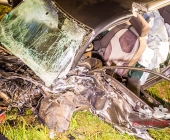 Sportwagen Fahrer überholt und Crasht in Familienfahrzeug - Beide Fahrer sterben - Mutter und Kind Schwerverletzt in Klinik - Motorblock rausgerissen