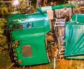 [BERGUNG] LKW kracht in PKW - LKW kommt von Fahrbahn ab landet im Gewässer - Wunder Fahrer unverletzt