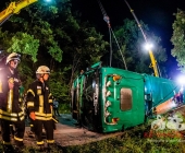 [BERGUNG] LKW kracht in PKW - LKW kommt von Fahrbahn ab landet im Gewässer - Wunder Fahrer unverletzt
