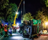 [BERGUNG] LKW kracht in PKW - LKW kommt von Fahrbahn ab landet im Gewässer - Wunder Fahrer unverletzt
