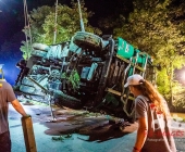 [BERGUNG] LKW kracht in PKW - LKW kommt von Fahrbahn ab landet im Gewässer - Wunder Fahrer unverletzt