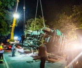 [BERGUNG] LKW kracht in PKW - LKW kommt von Fahrbahn ab landet im Gewässer - Wunder Fahrer unverletzt