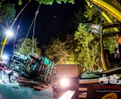 [BERGUNG] LKW kracht in PKW - LKW kommt von Fahrbahn ab landet im Gewässer - Wunder Fahrer unverletzt