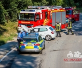 LKW kracht in PKW - LKW kommt von Fahrbahn ab landet im Gewässer - Wunder Fahrer unverletzt