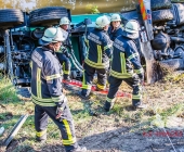 LKW kracht in PKW - LKW kommt von Fahrbahn ab landet im Gewässer - Wunder Fahrer unverletzt