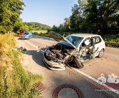 LKW kracht in PKW - LKW kommt von Fahrbahn ab landet im Gewässer - Wunder Fahrer unverletzt