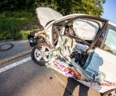 LKW kracht in PKW - LKW kommt von Fahrbahn ab landet im Gewässer - Wunder Fahrer unverletzt