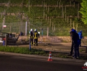 BMW Ã¼berschlÃ¤gt sich am BrÃ¼ckengelÃ¤nder und kommt auf dem Weg zum stehen, stÃ¼rzt nicht ins GewÃ¤sse