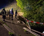 BMW Ã¼berschlÃ¤gt sich am BrÃ¼ckengelÃ¤nder und kommt auf dem Weg zum stehen, stÃ¼rzt nicht ins GewÃ¤sse