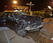 BMW Ã¼berschlÃ¤gt sich am BrÃ¼ckengelÃ¤nder und kommt auf dem Weg zum stehen, stÃ¼rzt nicht ins GewÃ¤sse