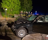 BMW Ã¼berschlÃ¤gt sich am BrÃ¼ckengelÃ¤nder und kommt auf dem Weg zum stehen, stÃ¼rzt nicht ins GewÃ¤sse