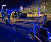 BMW Ã¼berschlÃ¤gt sich am BrÃ¼ckengelÃ¤nder und kommt auf dem Weg zum stehen, stÃ¼rzt nicht ins GewÃ¤sse