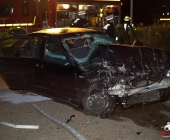 BMW Ã¼berschlÃ¤gt sich am BrÃ¼ckengelÃ¤nder und kommt auf dem Weg zum stehen, stÃ¼rzt nicht ins GewÃ¤sse