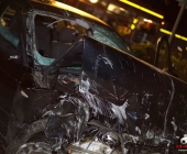 BMW Ã¼berschlÃ¤gt sich am BrÃ¼ckengelÃ¤nder und kommt auf dem Weg zum stehen, stÃ¼rzt nicht ins GewÃ¤sse