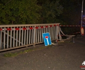 BMW Ã¼berschlÃ¤gt sich am BrÃ¼ckengelÃ¤nder und kommt auf dem Weg zum stehen, stÃ¼rzt nicht ins GewÃ¤sse