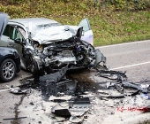 Frontalkollkision fordert 2 Schwerverletzte - Porsche wird auf Dach in den Graben geschleudert