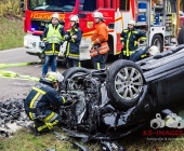 Frontalkollkision fordert 2 Schwerverletzte - Porsche wird auf Dach in den Graben geschleudert