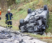 Frontalkollkision fordert 2 Schwerverletzte - Porsche wird auf Dach in den Graben geschleudert