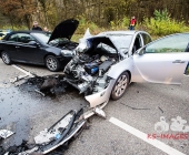 Frontalkollkision fordert 2 Schwerverletzte - Porsche wird auf Dach in den Graben geschleudert