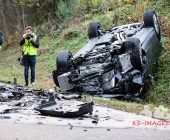 Frontalkollkision fordert 2 Schwerverletzte - Porsche wird auf Dach in den Graben geschleudert