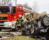 Frontalkollkision fordert 2 Schwerverletzte - Porsche wird auf Dach in den Graben geschleudert