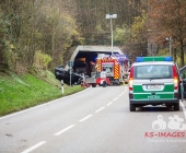 Frontalkollkision fordert 2 Schwerverletzte - Porsche wird auf Dach in den Graben geschleudert